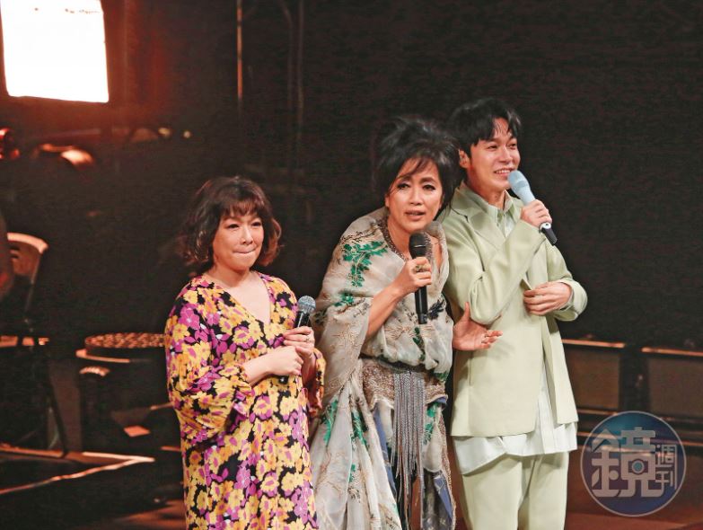 齊豫（中）在國父紀念館舉辦「緣」演唱會，邀來趙詠華（左）、吳青峰（右）助陣