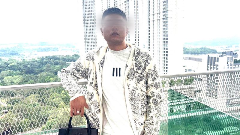 陳冠璋身穿名牌、手指穿金戴銀，手上還拎著黑色包包，即便人在國外逃亡，生活看來依舊相當闊綽。（圖／陳致愷提供）