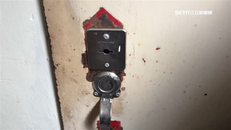 受害住戶表示嫌犯還將衣架、牙籤對他家門鎖進行破壞