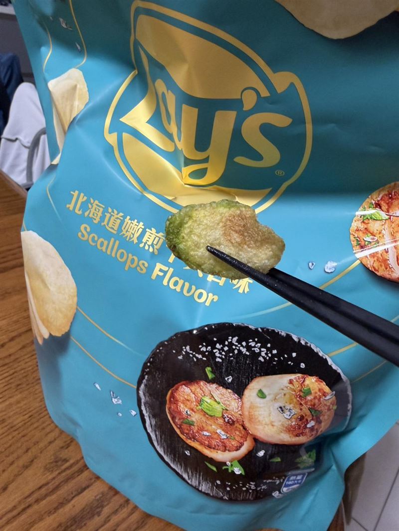 網友吃到綠綠的洋芋片。（圖／取自Costco好市多 商品經驗老實說 臉書）