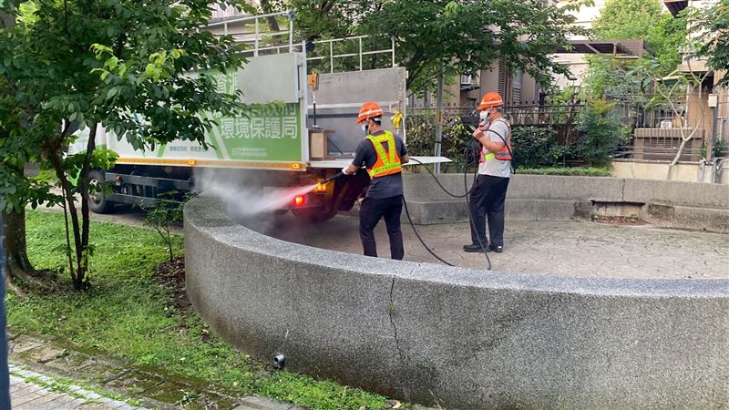 新北市政府為防範漢他病毒，已完成全市第一次噴消及側溝清淤巡檢作業，目前執行第2次清全市清消中。（圖／新北衛生局提供）