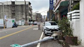 苗栗頭份市忠孝一路附近，陳姓老翁駕駛自小客車自撞電桿。（圖／翻攝畫面）