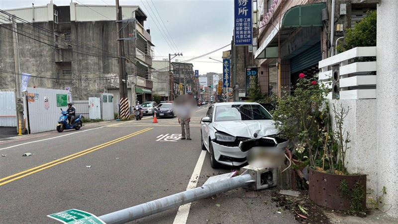 苗栗頭份市忠孝一路附近,陳姓老翁駕駛自小客車自撞電桿。(圖/翻攝畫面)