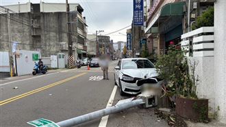 苗栗77歲翁自撞電桿！車頭全爛撞擊瞬間曝