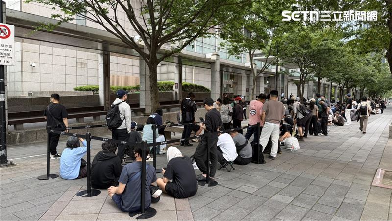 美國知名漢堡 In-N-Out 今天於北市信義區快閃登場，這已是它第三度來台舉辦限定活動。(圖／記者賴俊佑攝影）