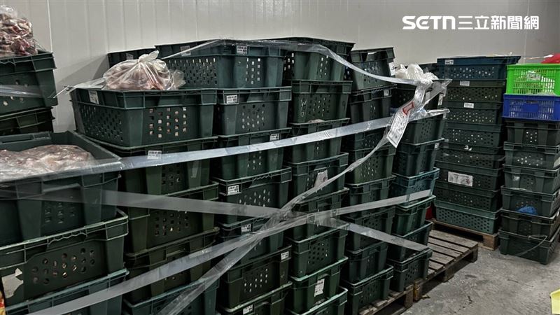 檢警調展開搜索後，扣得1萬2450公斤逾期肉品。（圖／翻攝畫面）