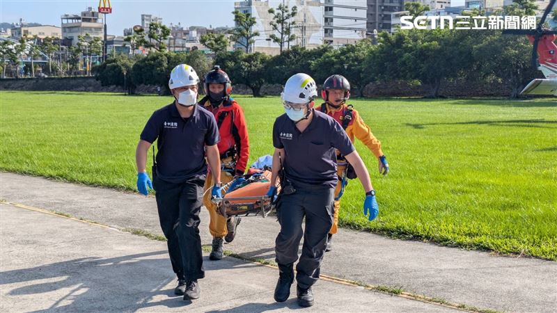 空勤直升機上山救援，順利將姚女遺體吊掛下山。（圖／翻攝畫面）