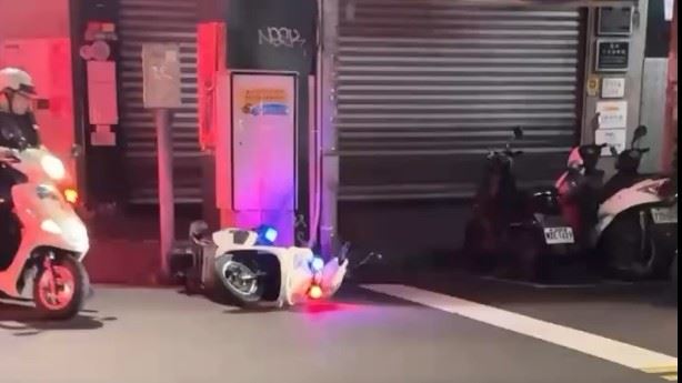 到場支援快打警摔車。（圖／翻攝自Threads @a5566200329）