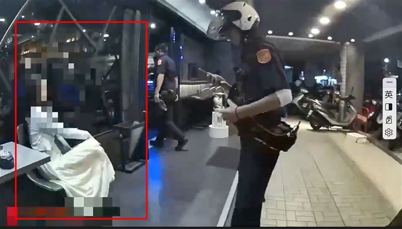 警方詢問在場涉案的陳女。（圖／翻攝畫面）