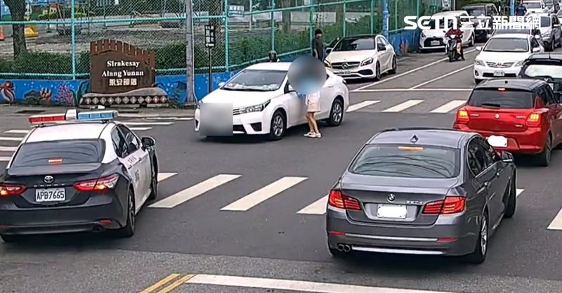 花蓮鍾姓少年將車子開走，母親張女崩潰肉身擋車，最後警方破窗制止。（圖／翻攝畫面）