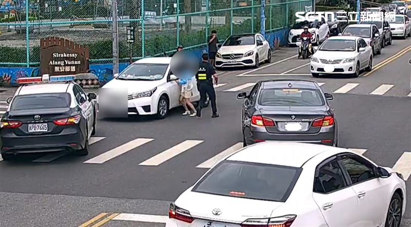 花蓮鍾姓少年將車子開走，母親張女崩潰肉身擋車，最後警方破窗制止。（圖／翻攝畫面）