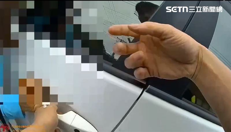 花蓮鍾姓少年將車子開走，母親張女崩潰肉身擋車，最後警方破窗制止。（圖／翻攝畫面）