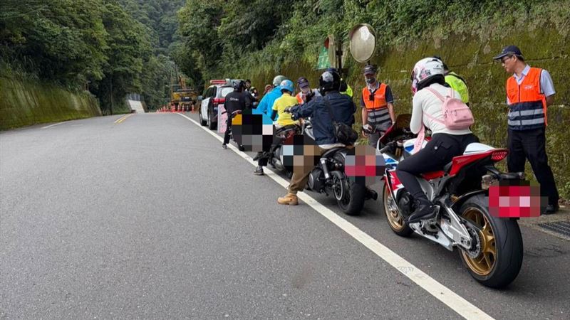 重機排隊等稽查。(圖/翻攝畫面)