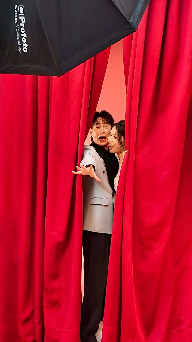 吳東諺擺出各種誇張表情動作逗老婆。（圖／白家綺提供）