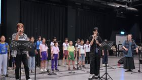 人陳明章、曹雅雯、吳永吉和屏東縣豐田國小合唱團，日前齊聚高雄駁二藝術特區進行排練，用溫暖歌聲描繪人與土地之間的情感。（圖／文總提供） 