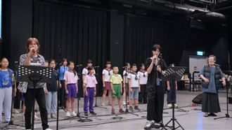 人陳明章、曹雅雯、吳永吉和屏東縣豐田國小合唱團，日前齊聚高雄駁二藝術特區進行排練，用溫暖歌聲描繪人與土地之間的情感。（圖／文總提供） 