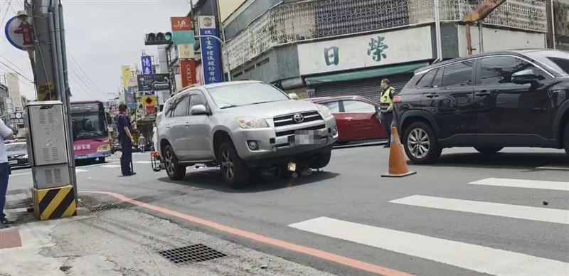 婦人連人帶車遭休旅車輾過，機車卡在車底，婦人雙腿骨折，被緊急送醫。（圖／議員江和樹提供）