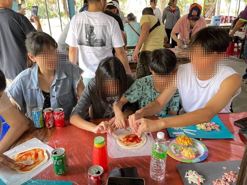 高中孝子親寫訴狀告家暴父救媽媽，幫助媽媽打贏纏訟多年離婚官司。還成功考上法律系。真實勵志故事震撼感動全網。圖右一為小正、右二弟弟、左一媽媽、左二妹妹。（圖／大學法律學生小正提供）