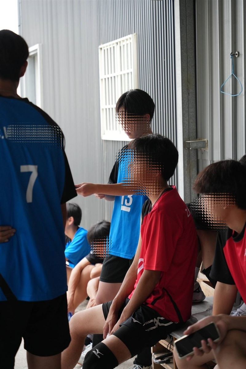 高中孝子親寫訴狀告家暴父救媽媽，幫助媽媽打贏纏訟多年離婚官司。還成功考上法律系。真實勵志故事震撼感動全網。圖中紅色球衣為小正。（圖／大學法律學生小正提供）