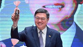 行政院長卓榮泰召開行政院520記者會，以「可麗露」比喻執政團隊的精神（圖／行政院提供） 