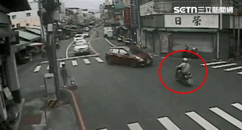台中新仁市場發生驚悚車禍，63歲婦人慘遭休旅車輾過雙腿，被緊急送醫。（圖／翻攝畫面）