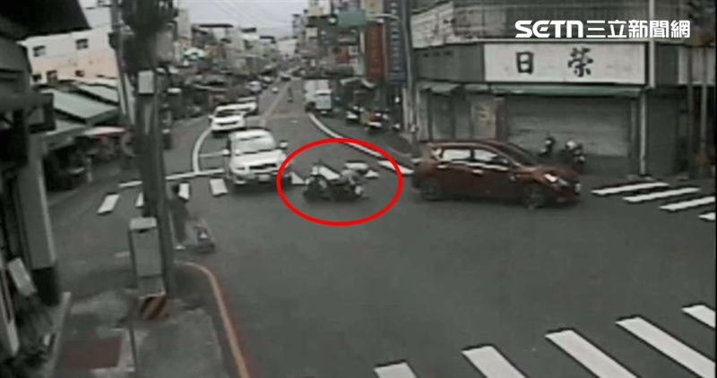 紅色轎車路口左轉與直行機車發生碰撞，婦人失控摔車，慘遭對向休旅車輾斷雙腿。（圖／翻攝畫面）