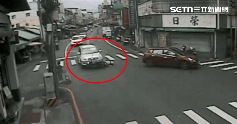 紅色轎車路口左轉與直行機車發生碰撞，婦人失控摔車，慘遭對向休旅車輾斷雙腿。（圖／翻攝畫面）
