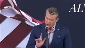 美國防長赫格塞斯下鄉為自家候選人站台，在台上模仿起川普總統說話，回顧對方賦予自己防長職位時，要求他「have to be tough as shit」（必須如屎般強悍）。（圖／翻攝自Threads @can_hsiang）