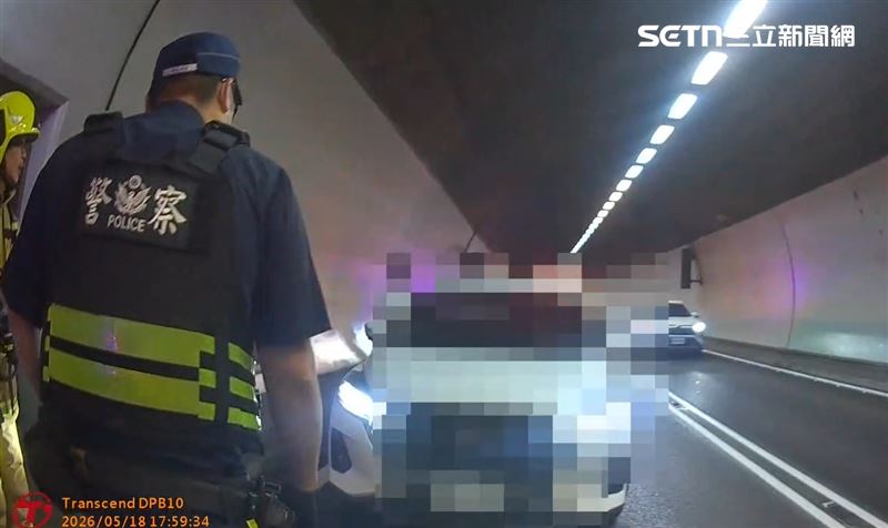 男雪隧坐地滑手機!車道封閉30分駕駛崩潰
