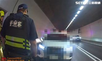 男雪隧坐地滑手機！車道封閉30分駕駛崩潰