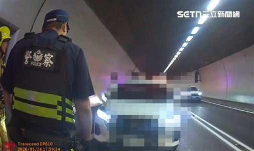 男雪隧坐地滑手機！車道封閉30分駕駛崩潰