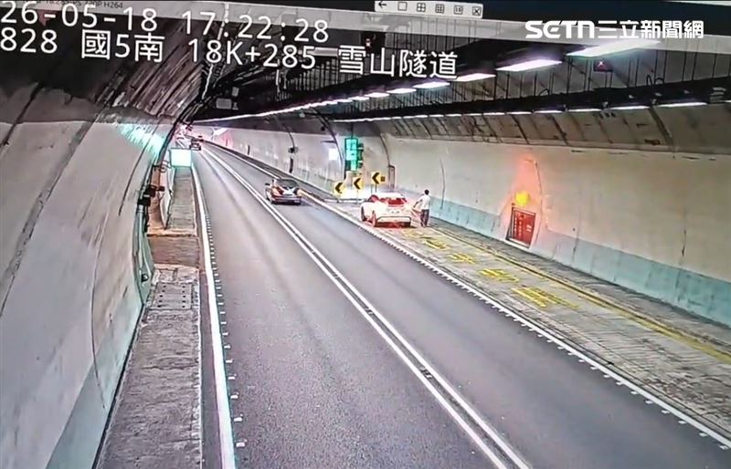 陳男疑因情緒不穩,於國5雪隧下車走入外側廊道、坐在路旁滑手機,外側車道因此被封閉30分鐘。(圖/翻攝畫面)