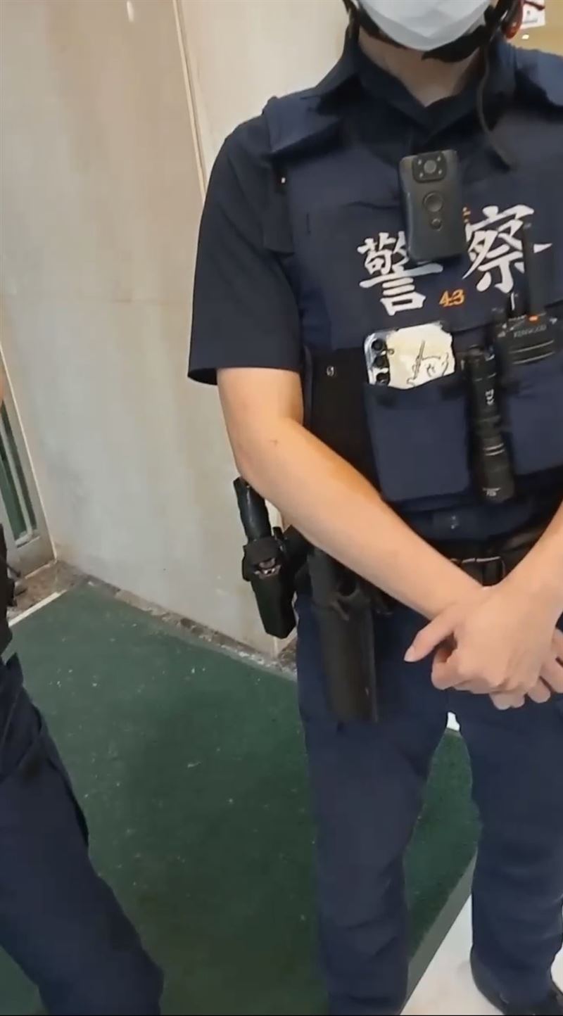 作家李敖、歌手羅大佑等資深藝人都曾居住的台北市大安區知名豪宅「林肯大廈」，纏訟數十年的都更案再度浮上檯面。擁有大廈屋頂區域合法使用權的王姓男子指控，管委會黃姓主委為了逼他搬離，不僅將他的電梯磁扣消磁，還封鎖安全門，導致年逾70歲的他，3年來每天都得徒步上下22樓。（圖／王男提供）