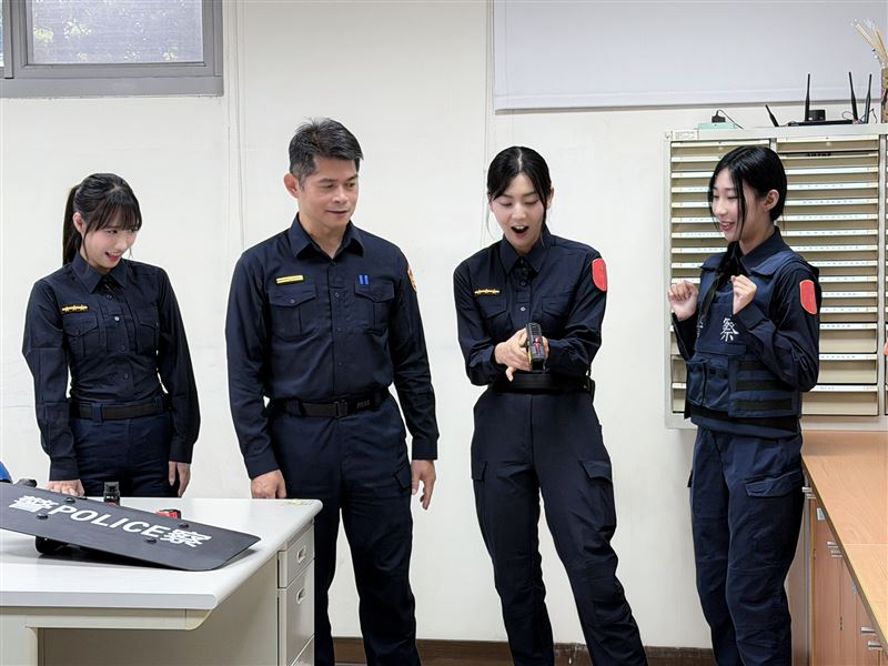 韓籍隊長睦那京(中)搭檔台灣女孩小雲(左)、璇璇 (右)換上警服體驗警察日常，大秀反差萌。（圖／麥卡貝網路電視提供）