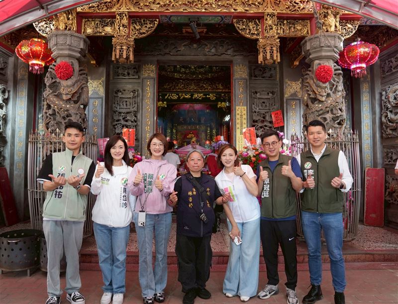 民進黨新北市議員卓冠廷邀請同黨議員陳乃瑜、李宇翔、參選人蔡美華、陳岱吟，以及台北市議員參選人張銘祐組成「雙北祈福隊」一同參與苗栗白沙屯拱天宮「刈火」儀式（圖／卓冠廷辦公室提供）