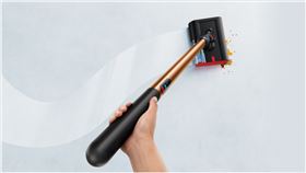 Dyson PencilWash™鉛筆洗地機機身直徑僅38毫米，可170度平貼地面，輕鬆深入低至15公分的家具底部。（圖／品牌業者提供）