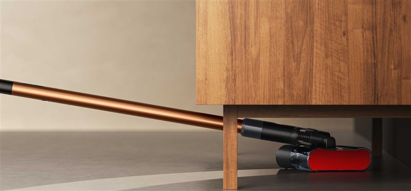 Dyson PencilWash™鉛筆洗地機機身直徑僅38毫米，可170度平貼地面，輕鬆深入低至15公分的家具底部。（圖／品牌業者提供）