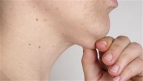 別讓脖子「洩漏年齡」！皮膚科醫揭雙下巴非全是「胖」的錯，想擺脫需要「組合拳」。（圖／醫健新聞網提供） 