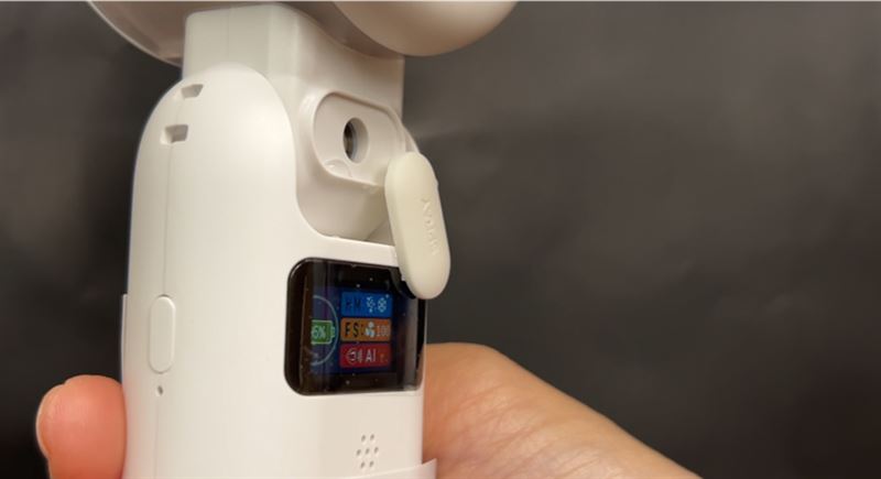 結合製冷和水霧功能的AI語音手持風扇，成為熱門隨身降溫小物。（圖／品牌業者提供）