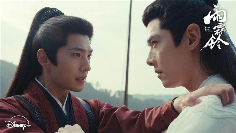 楊洋(左)笑認角色一直是「殘血」狀態,右為方逸倫。(圖/Disney+提供)