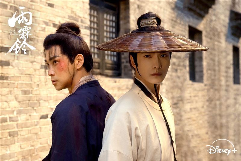 楊洋飾演的展昭(右)營救好友劉洪義(龐瀚辰 飾)。(圖/Disney+提供)