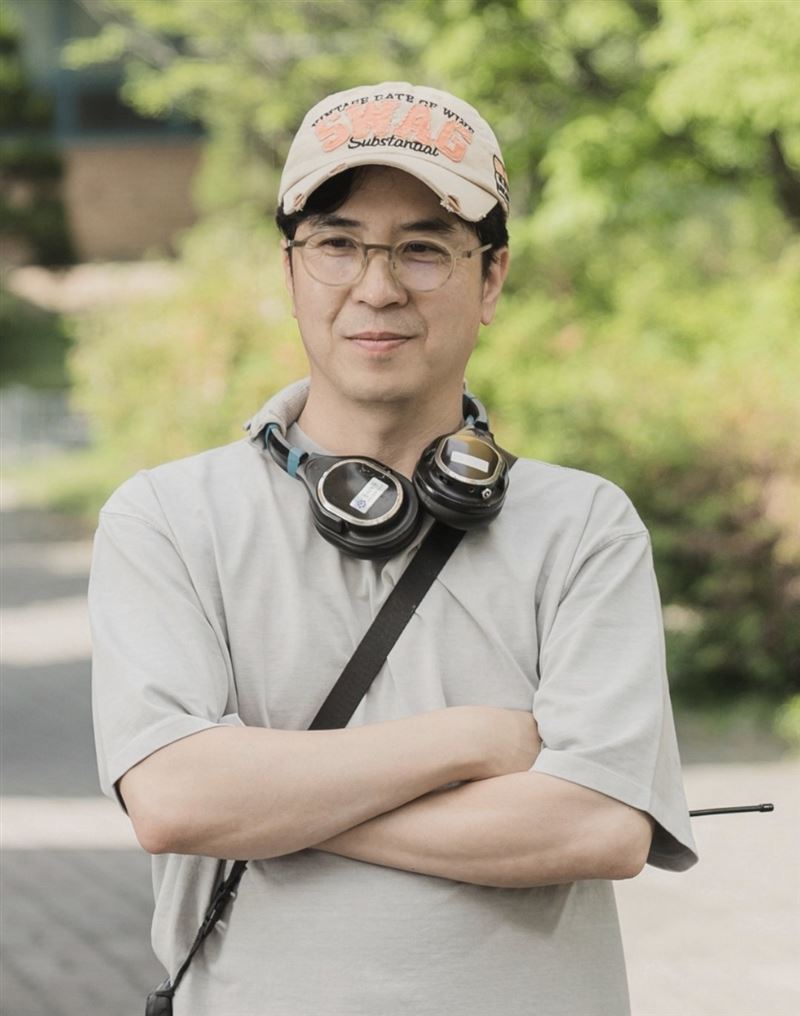 《21世紀大君夫人》導演朴峻華接受韓媒專訪時情緒潰堤。（圖／翻攝自韓網 @imbcenews）