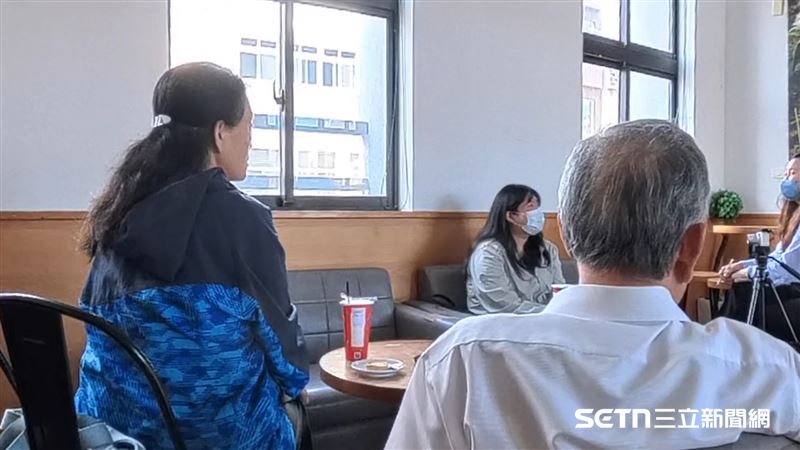 記者正在專訪曾經接受「林重威基金會」幫助的孩子，當她得知背後默默付出的靈魂人物之一正是林亨華校長時，情緒瞬間潰堤，當場感動落淚，場面令人動容，雖然在旁邊的校長非常沉默，選擇靜靜陪著她，承接這份深深的感謝與不捨。但當孩子哭完後，林校長也給予她大大的鼓勵，場面相當感動和溫馨。（圖／記者張雅筑攝）