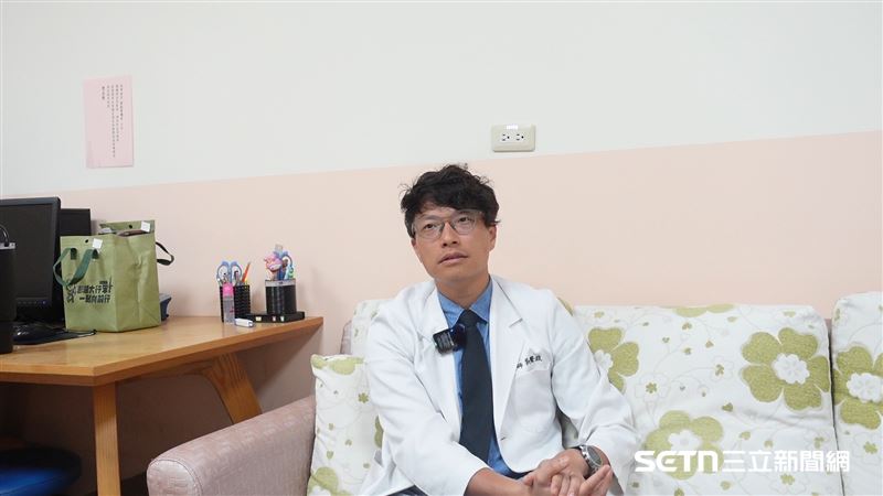 專訪三軍總醫院澎湖分院的血液腫瘤科吳聲政醫師，他是當地唯一的血液腫瘤科醫師，最重要的是他並非澎湖籍，但卻在那待了8年，且妻小也都搬到澎湖，讓人非常敬佩。透過吳醫師的視角，也讓外界得以看見澎湖醫療環境多年來的變化，以及離島醫療最真實的一面。（圖／記者張雅筑攝）