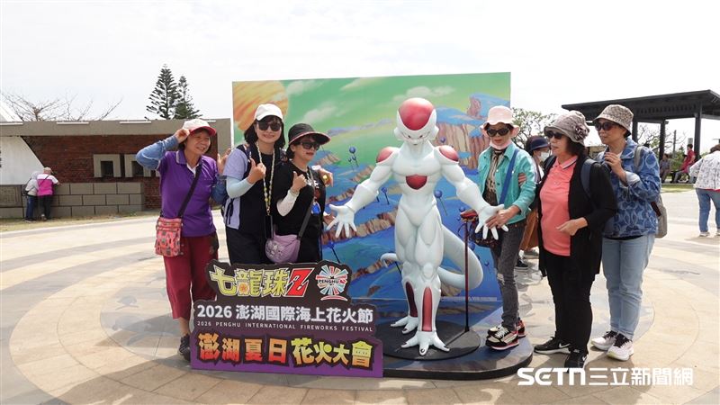 在澎湖採訪時遇到熱情的遊客，她們從新竹來，得知記者正在採訪非常地興奮分享：「我們已經來5次了，澎湖好好玩！」、「我們好喜歡澎湖喔！」（圖／記者張雅筑攝）