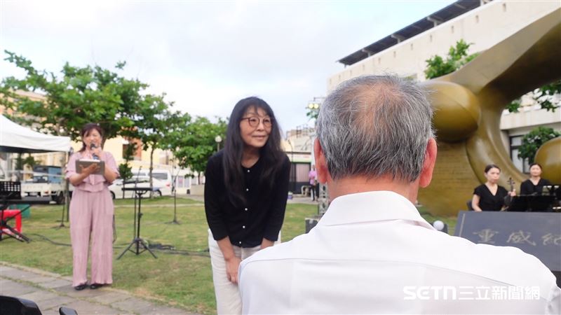 照片中為基金會董事季國瑞女士，同時也是林校長相識超過50年的好友之妻。她表示，之所以選擇無償投入基金會，協助募款與相關事務，除了認同基金會的理念之外，更重要的是她深信「人應生而平等」，因此希望能在能力所及之處，為澎湖的弱勢與孩子們多盡一份心力，讓資源得以更公平地流動與被看見。（圖／記者張雅筑攝）