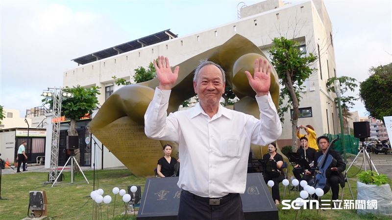 前馬公校長林亨華先生長子林重威醫師，不幸在2003年5月15日傍晚5點15分病逝，因此每年忌日這天，都會在這時間點左右舉辦追思音樂會。但林校長都會希望市公所把焦點放在「全民防疫」上，而不是林重威身上，如此的大愛讓人相當敬佩。（圖／記者張雅筑攝）