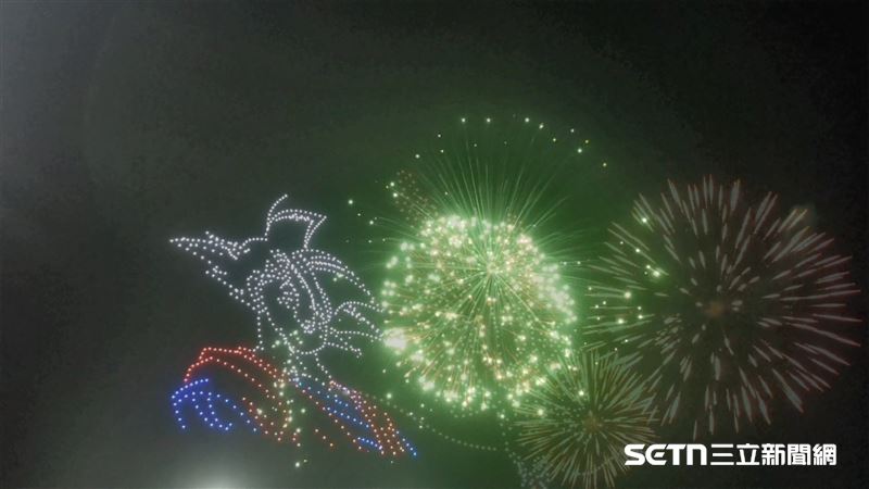 繼迪士尼、航海王等國際超級IP成功席捲澎湖夜空後，這次2026年澎湖國際海上花火節與日本動漫界的傳奇巨作《七龍珠Z》聯名，成功上萬粉絲跨海朝聖。（圖／記者張雅筑攝）