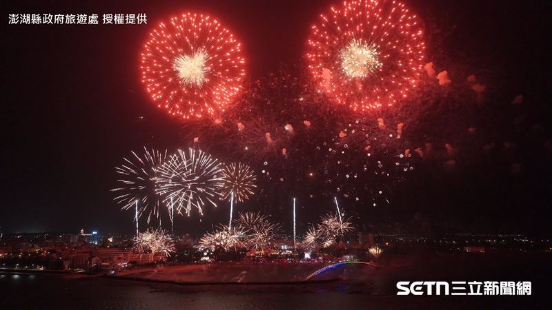 今年總計規劃了33場展演，除了主場邀請6組國際專業煙火團隊輪番登場外，更安排了吉貝、望安、七美3場離島專場，以及湖西、白沙、西嶼3場地方限定場，讓高空煙火與無人機光影真正走入澎湖的各個角落。（圖／澎湖縣政府旅遊處 授權提供）