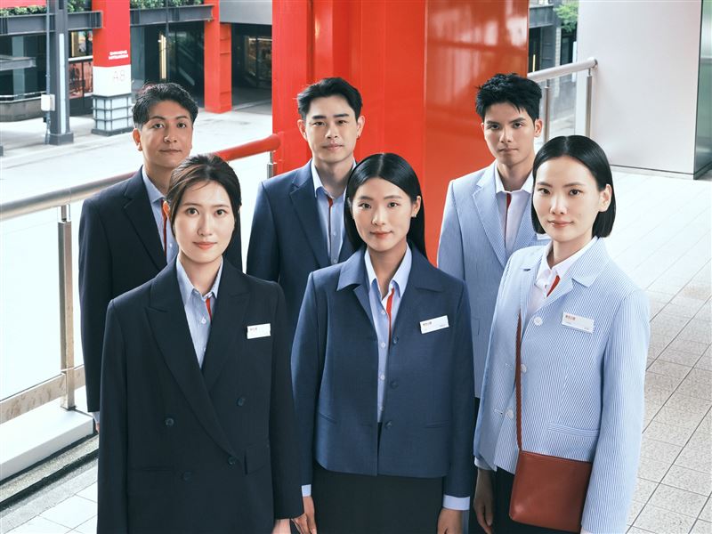新光三越闊別16年換新制服!依品牌推估全套制服價值約5萬。(圖/新光三越提供)